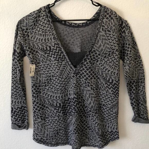 Aeropostale Thermal V-back Grey Geometric Print Tunic Top, size Medium - Picture 4 of 11